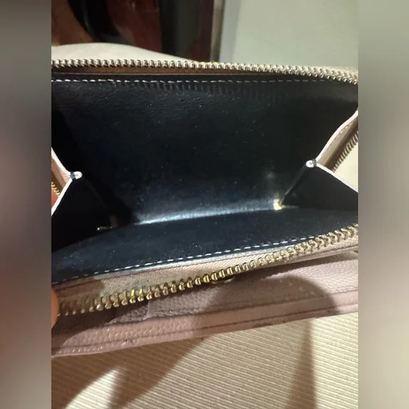 Yves Saint Laurent Preloved Pale pink Quilted bifold Leather Wallet - Picture 6 of 15